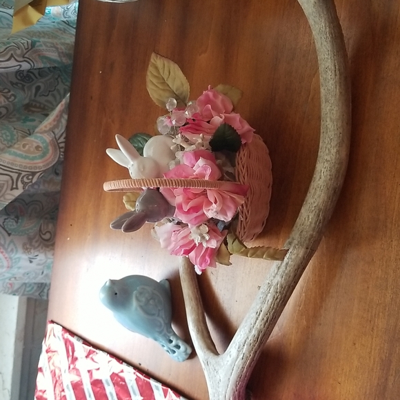 Kissing Bunnies in a pink wicker basket spring, Easter decor - Picture 2 of 2